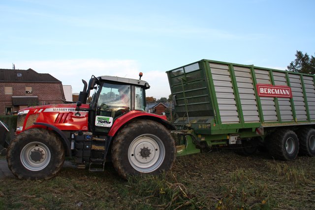 Massay Ferguson 7624 mit Bergmann 48 m³