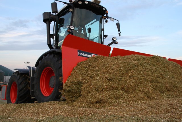 Claas Xerion 3300 mit 305 PS, 8800 cbm, 6 Zylinder