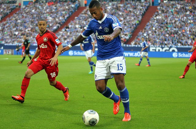 Gute Technik am Ball, Übersicht und erfahren: Dennis Aogo, hier beim 2:0-Heimsieg über Sidney Sam (l.) und Bayer Leverkusen. Foto: Gerd Kaemper