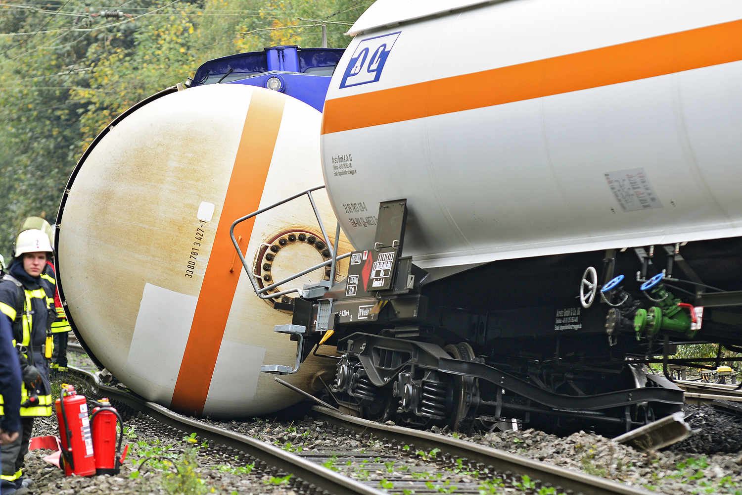 Wie nach einem Bombenangriff bot sich das Bild den Rettungskräften nach dem Zusammenstoß zweier Züge auf der Bahnlinie Gladbeck West/Bottrop in Höhe der Bottroperstr./Gildenstr. Fotos: Kariger