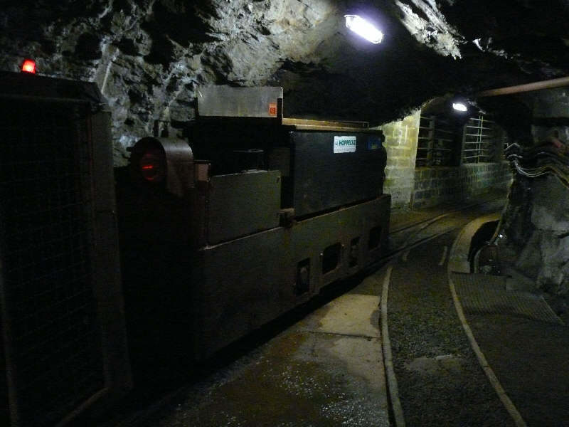 Fahrt mit der Grubenbahn in den Besucherstollen