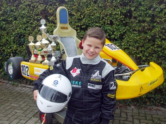 Pokale sammelt er so schnell, wie er fährt: Enzo Enrico Lissowski ist Top-Fahrer im ADAC-Kart Youngster-Cup. Klar, dass der Zehnjährige in Vettels Fußstapfen treten und irgendwann mal Formel1-Rennfahrer werden will.