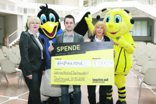 Mit 5000 Euro greift die BVB-Stiftung dem Weihnahctsdorf unter die Arme und (v.l.:) Dr Martina Sprotte von der DEW21, Marco Rühmann vom BVB und Gabi isken freuen sich über Pido und Emma, die neuen Helfer im Weihnachtsdorf.