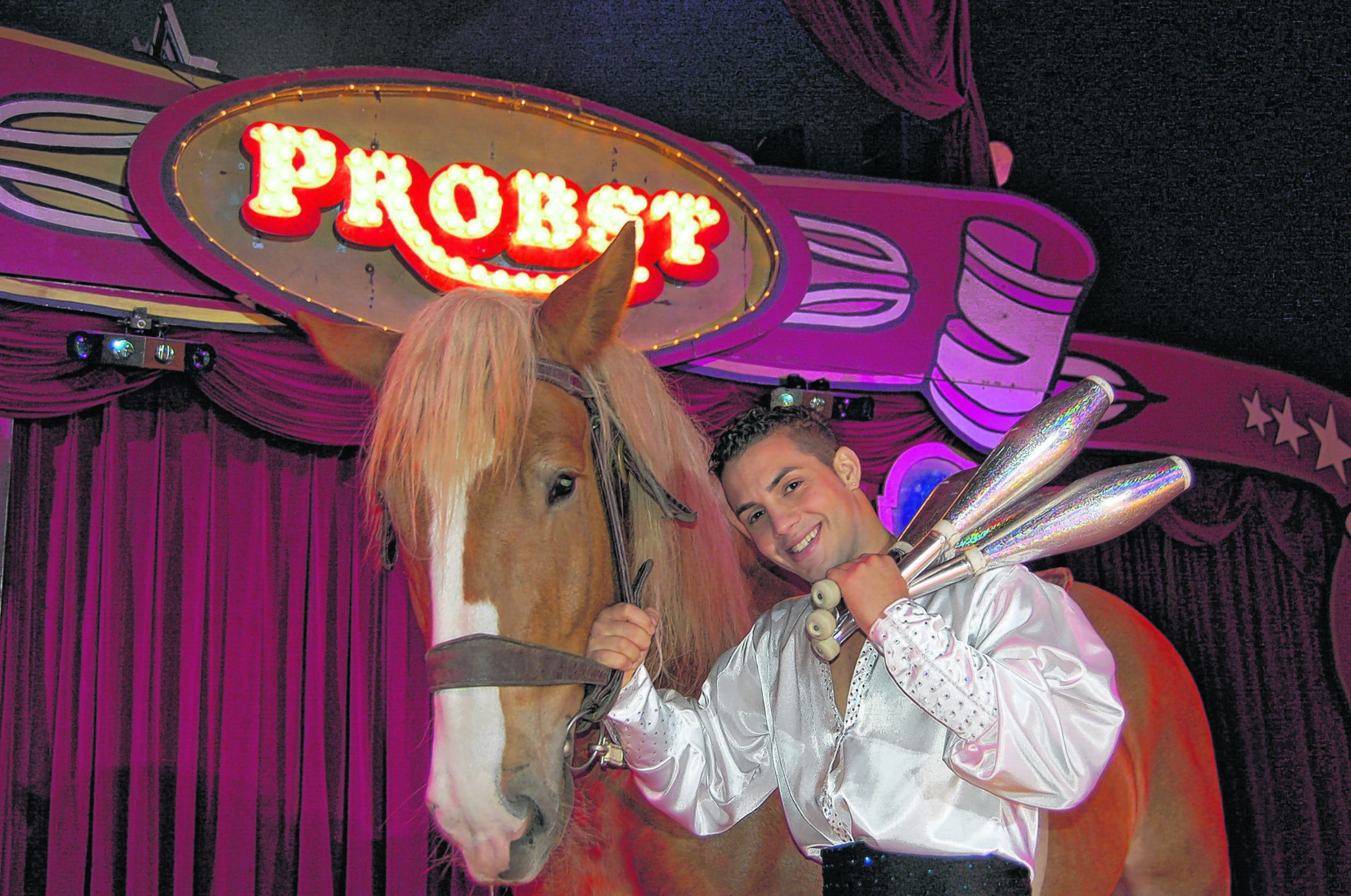 Jonglage auf Pferden gehört zum Programm des Zirkus Probst. Die Tiere mitsamt Zebras, Lamas und Kamelen, finden zehn Wochen lang Quartier in Katernberg.