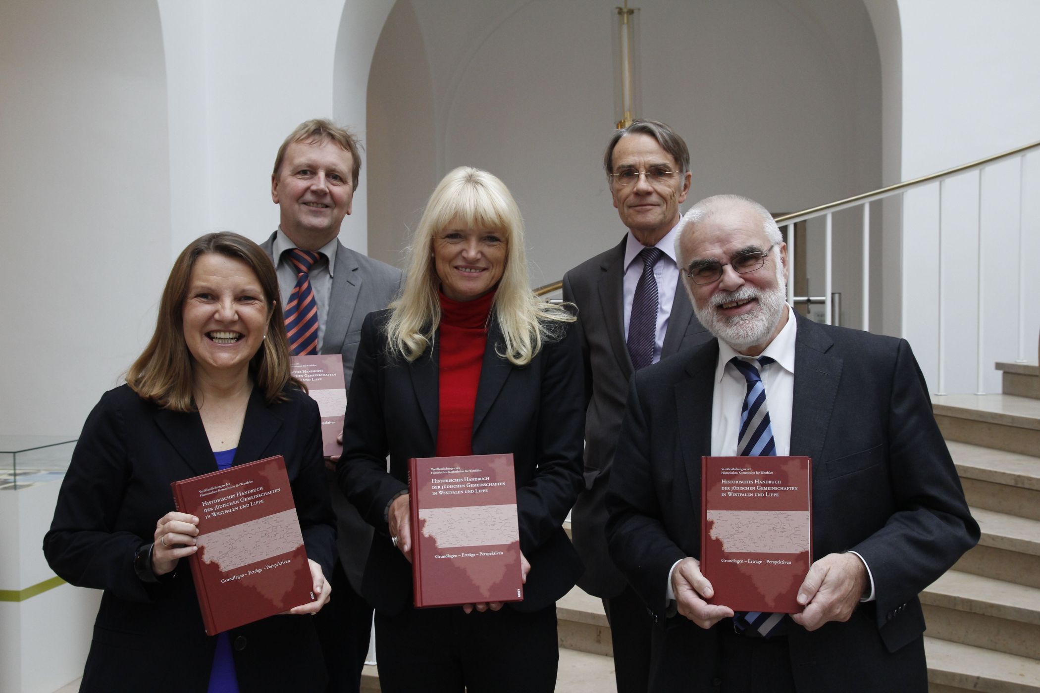 Präsentierten den neuen Band des "Historischen Handbuchs der jüdischen Gemeinschaften in Westfalen und Lippe" (v.l.): Prof. Dr. Susanne Freund (Universität Potsdam), Prof. Dr. Werner Freitag (Institut vergleichende Städtegeschichte), Dr. Barbara Rüschoff-Thale (LWL-Kulturdezernentin), Prof. Dr. Frank Göttmann (Universität Paderborn) und Prof. Dr. Wilfried Reininghaus (Vorsitzender der Kommission für Westfalen).