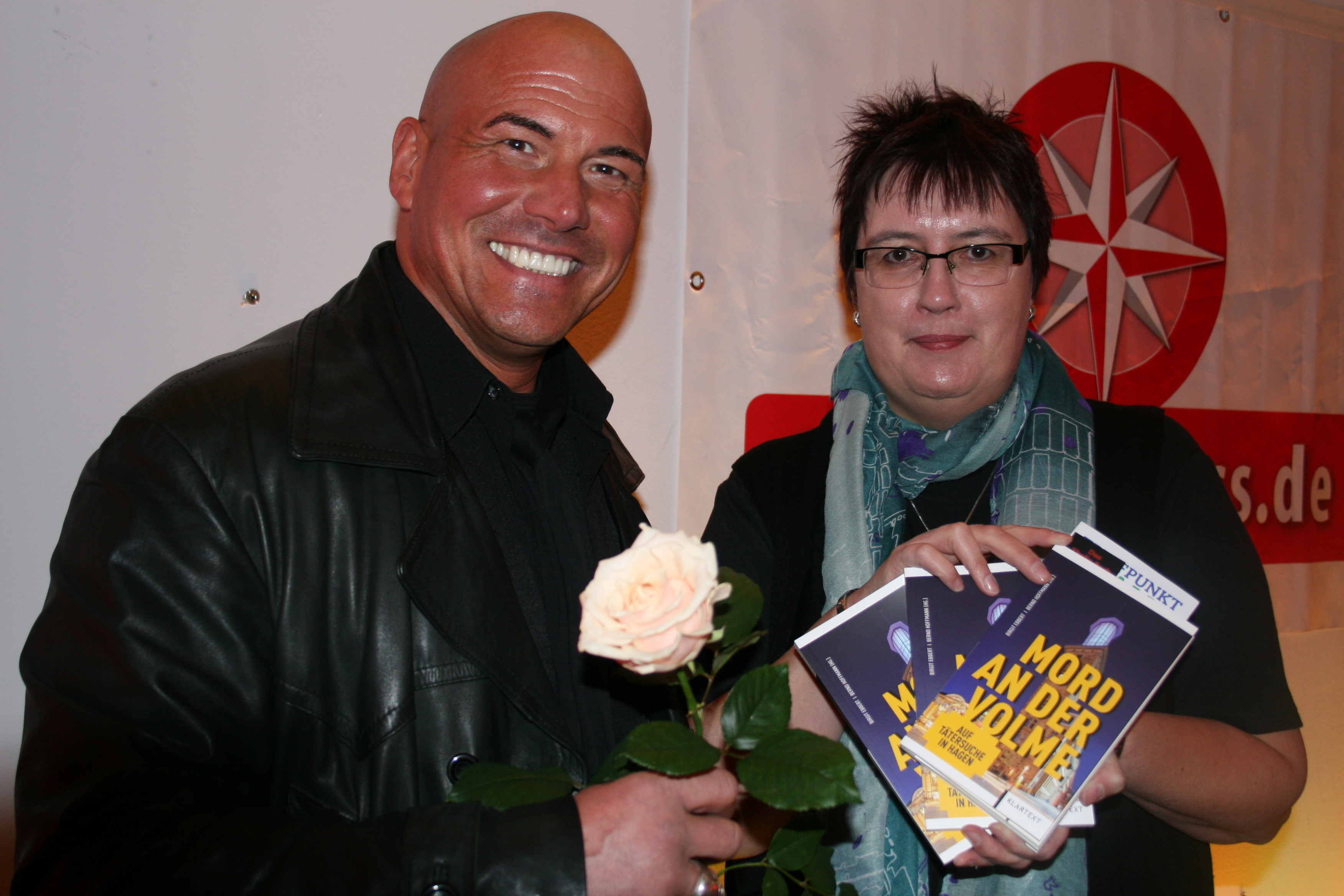 Stadtanzeiger-Kundenberater Bernd Hoffmann und Autorin Birgit Ebbert mit ihrem Krimi.
