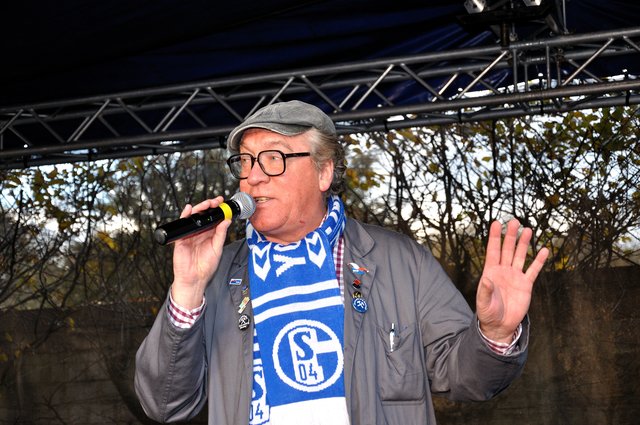 Hausmeister Anton Klopotek,Comedien und Sänger  beim Herbstfest 2013 im Tierheim Gelsenkirchen.Foto:Kurt Gritzan