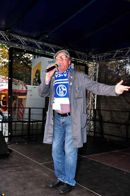 Hausmeister Anton Klopotek,Comedien und Sänger  beim Herbstfest 2013 im Tierheim Gelsenkirchen.Foto:Kurt Gritzan