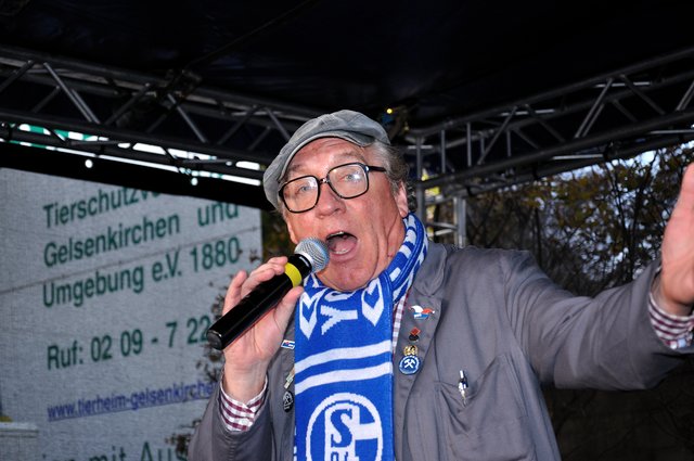 Hausmeister Anton Klopotek,Comedien und Sänger  beim Herbstfest 2013 im Tierheim Gelsenkirchen.Foto:Kurt Gritzan