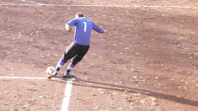 Abstoß des Mülheimer Torwartes.