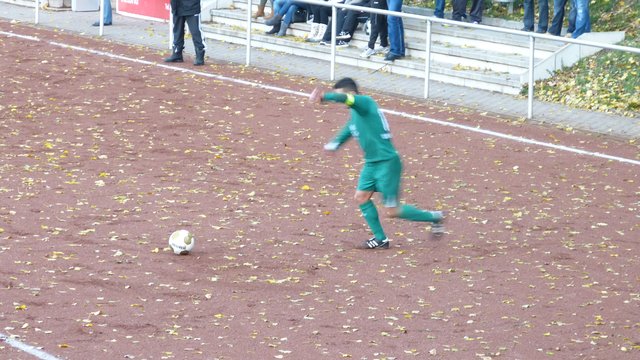 Miroslav Ostojic mit einem Freistoß der...