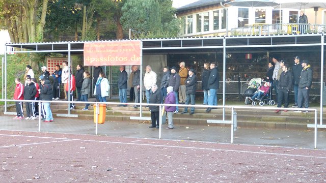 Die Überdachte Tribüne schützt vor dem aufkommenden Regen.