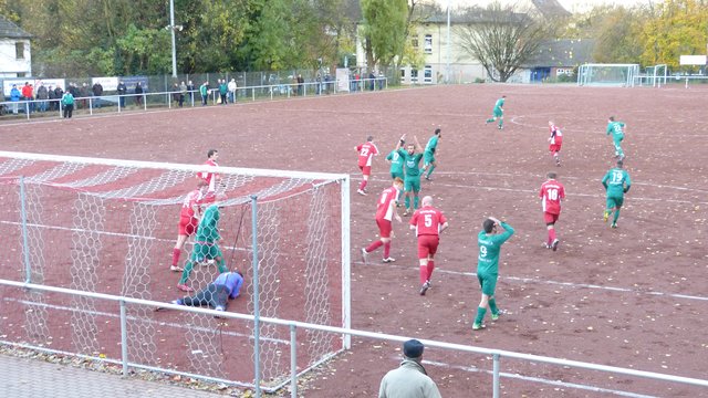 ...der in den Armen  des Torwartes landet.