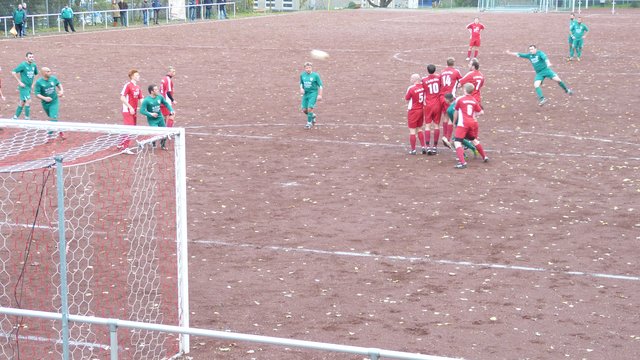 Duisburg 08 kam fast nur über Freistößen zu Chancen.
