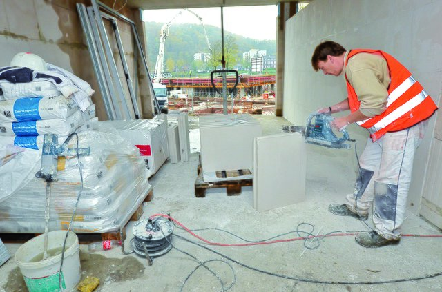 Mit jedem Handgriff rückt die Fertigstellung des Neubauprojekts direkt am Stausee in Kettwig ein Stück näher. Im Sommer 2014 soll Richtfest gefeiert werden.