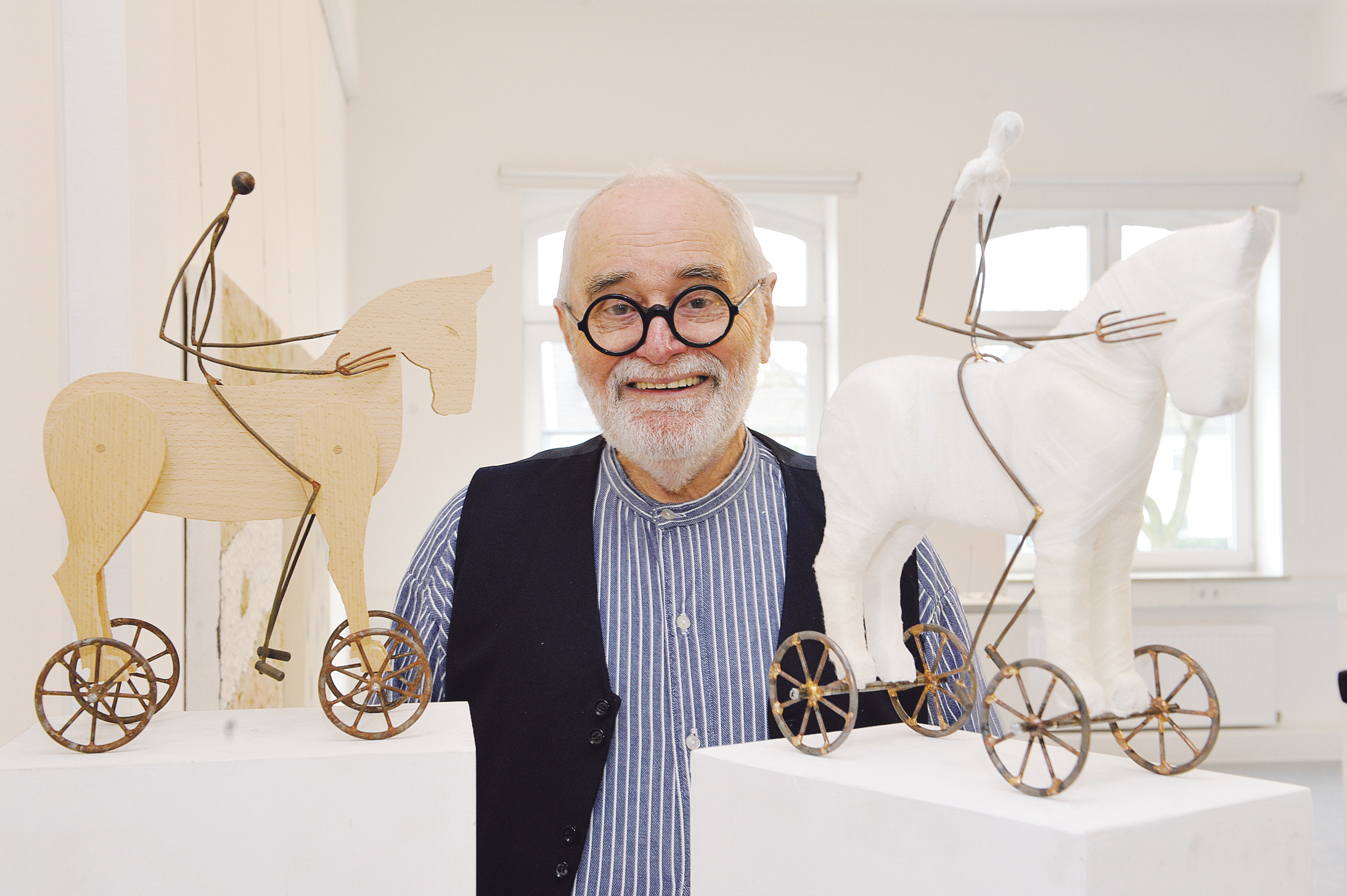 „bei näherem Hinsehen“: Der Hildener Künstler Willy L. Bitter mit Werken aus seiner neuen Ausstellung.