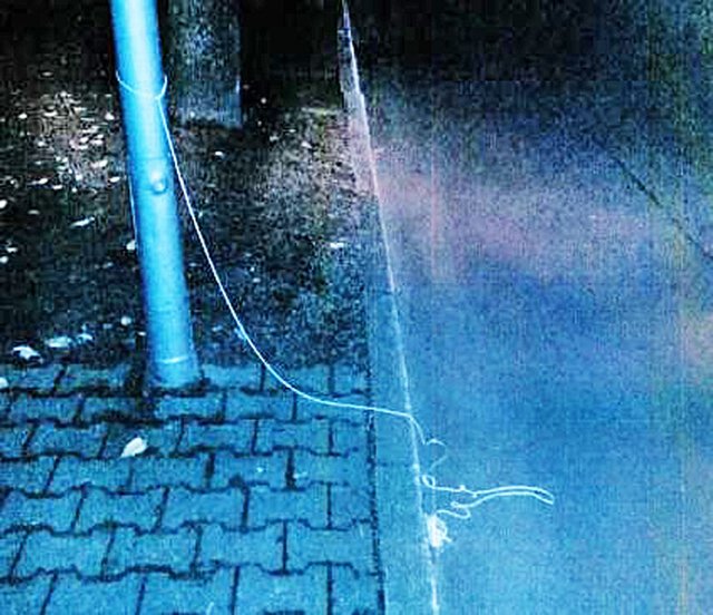 Ein Polizeibild von der Feldstraße: Am Laternenmast wurde die Schnur von Unbekannten befestigt.