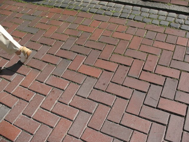 Die Sanierung der Gemarkenstraße ist aus Sicherheitsgründen notwendig. Dieses Mal soll der Untergrund 80 cm tief sein mit neuartigem Material. Darüber kommt der Asphalt, der die Straßenoberfläche abdecken soll, damit keine Nässe in den Untergrund gelangt.