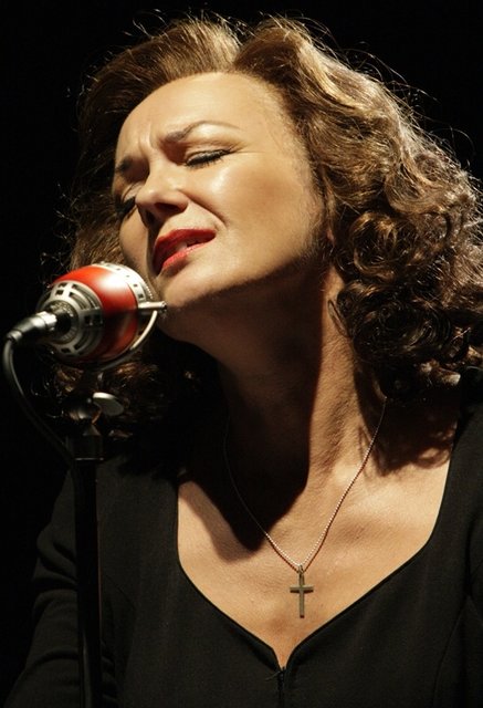 Mit viel Gefühl singt Christa Platzer als "der Spatz".