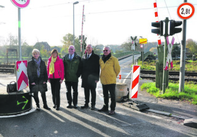 Trafen sich zum Ortstermin an der Pontonbrücke in Bochum-Dahlhausen (v.l.): CDU-Ratsfrau Walburga Isenmann, Baudezernentin Simone Raskob, Manfred Kuhmichel (Vorsitzender der CDU-Burgaltendorf), Dieter Schmitz (Leiter des Amtes für Straßen und Verkehr) und Bezirksbürgermeister Heinz-Dieter Schwarze.