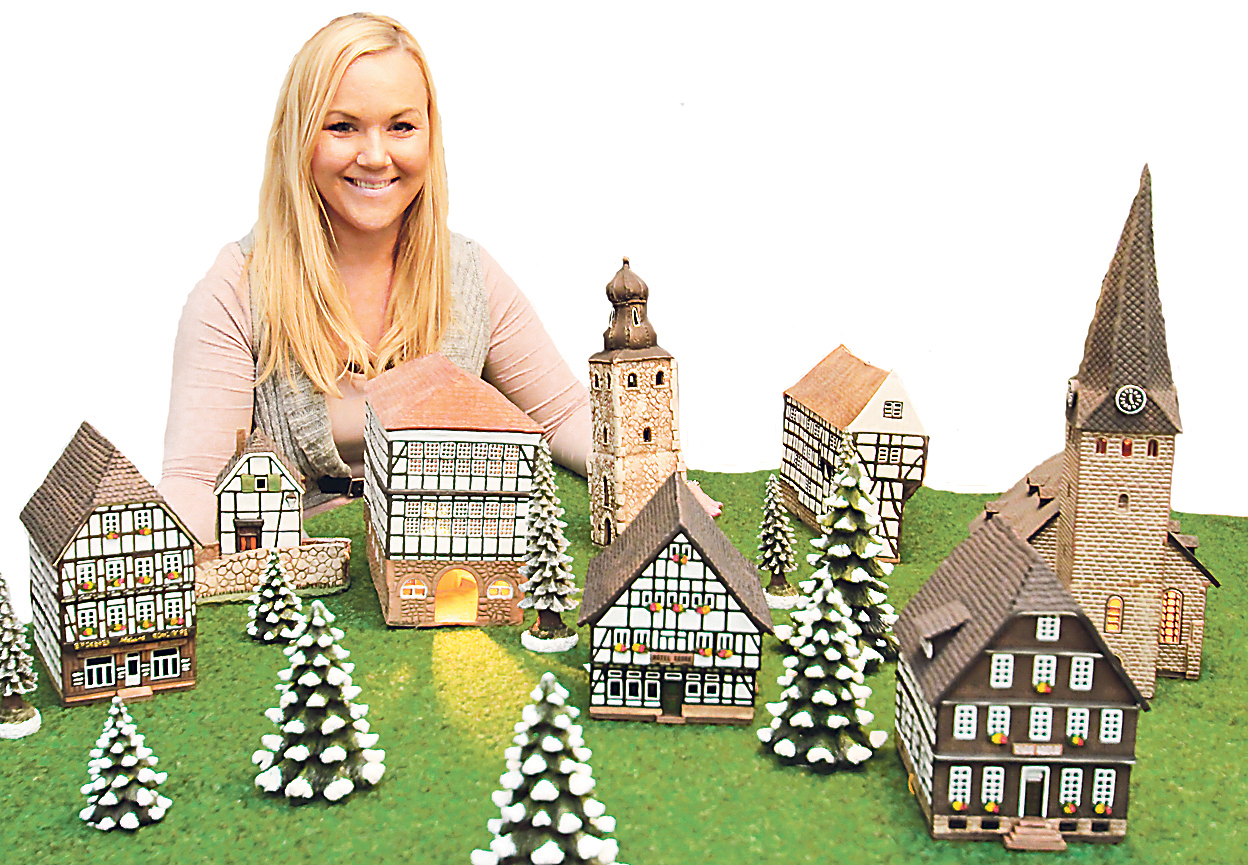 Unser Bild zeigt die Häuschen, die zwischen 39 (Johannesturm) und 99 Euro (St.-Georgs-Kirche) kosten, mit Marketing-Mitarbeiterin Sandra Glomb.
Foto: Römer