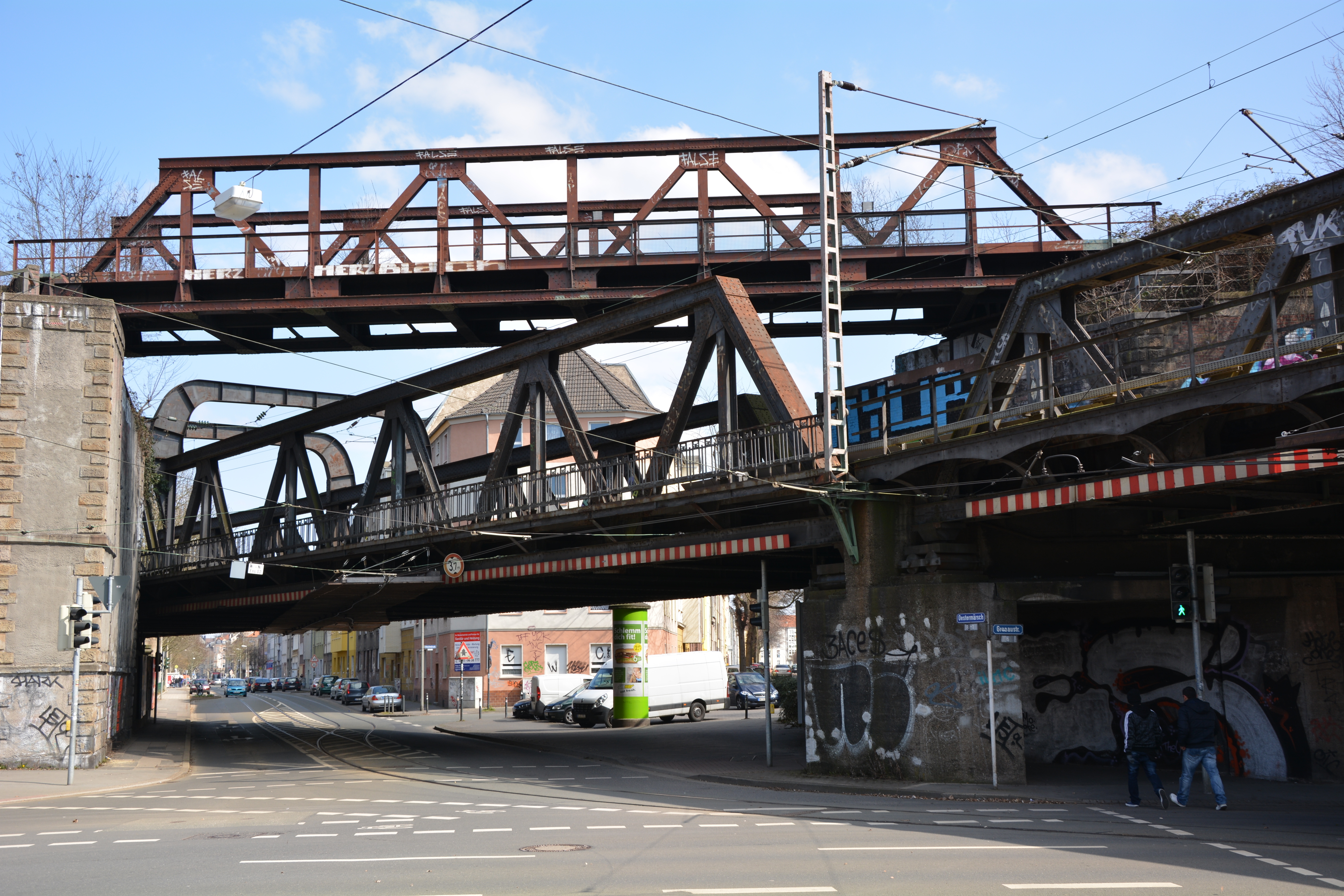 Standort: Oestermärsch / Bleichmärsch / Gronaustr. (unten) _ Gebaut durch die Fa. Aug. Klönne - Baujahr 1895/1926 _ Stützweiten 42 + 56 m _ System: Fachwerk mit biegesteifem Rahmen, genietet