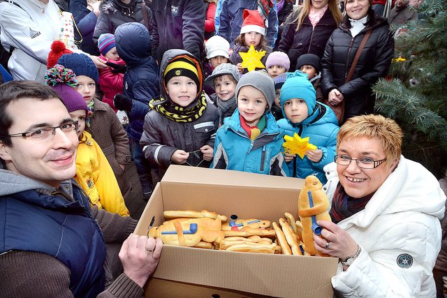 Mit Stutenkerlen belohnten Körnebach-Apotheker Dominic Merten und Friseurmeisterin Heike Kohlhage die Körner Kinder auch im vergangenen Jahr.