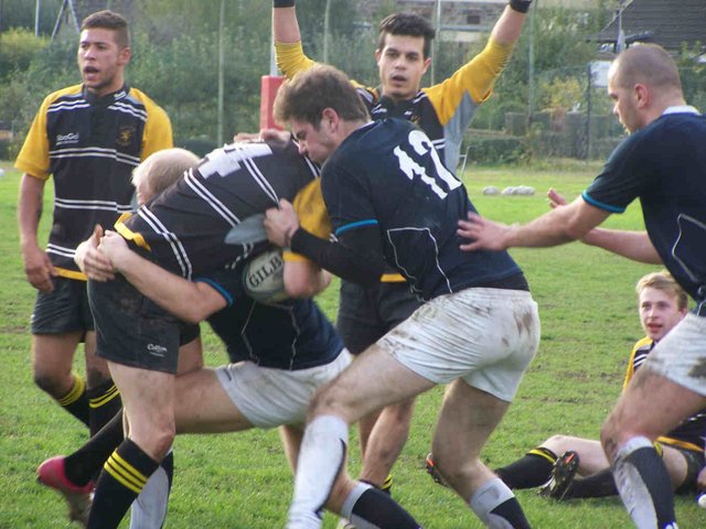 Kein Durchkommen für den Gegner. Die Verteidigung in blau und weiß steht (Szene aus dem Hinspiel).