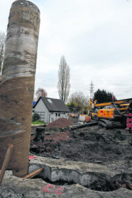 Die Rohre bilden den Außenring für den Schacht, der im Bereich der Mühlenaue entsteht. Ist die äußere Hülle fertig, wird dieser bis in eine Tiefe von 10 Metern ausgeschachtet. | Foto: Winkler