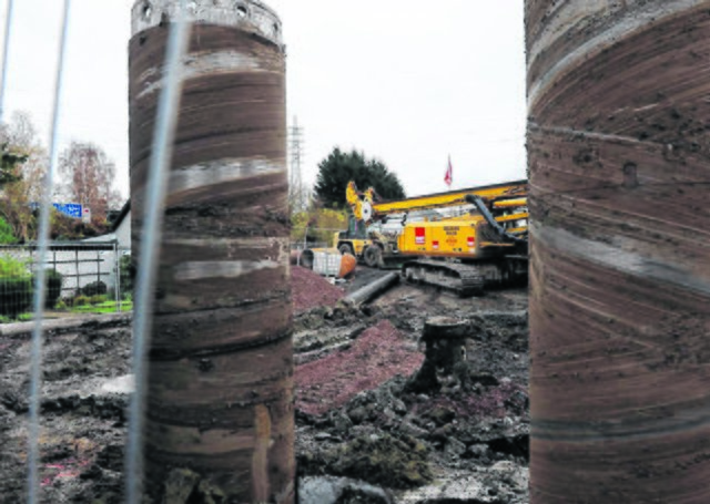Riesig sind die Rohre, die der Bohrer in den Boden rammt. | Foto: Winkler