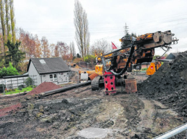 Im Oktober wurde die Baufläche hinter dem Grundstück der Borbecker Eheleute eingerichtet, seit Mitte November arbeiten Bagger und Bohrer. | Foto: Winkler