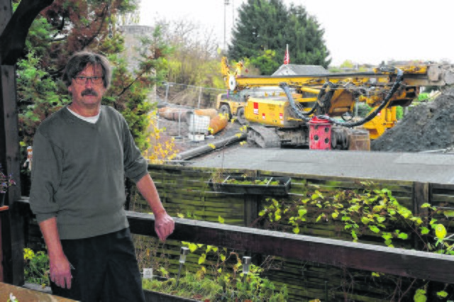 Direkt hinter dem Grundstück von Peter Hendricks wird mit schwerem Gerät gearbeitet. | Foto: Winkler