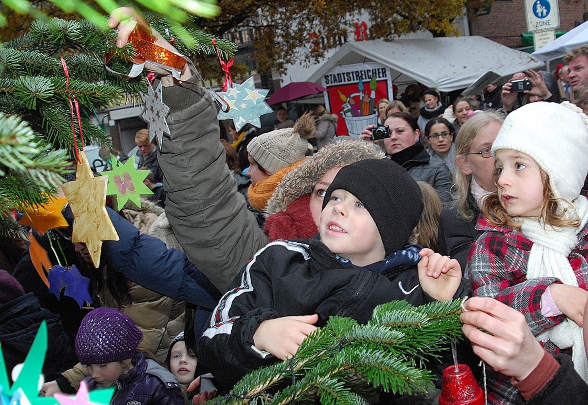 Viel Spaß beim Tannenbaum schmücken - Emmerich am Rhein