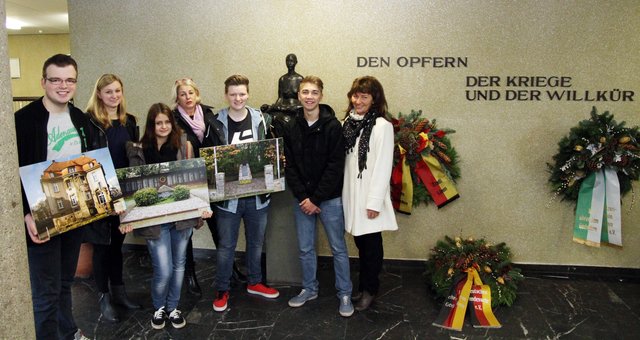 Projektleiterinnen Louisa Hüning und Ursula Engelke sind sehr zufrieden mit der Leistung ihrer Schülerinnen und Schüler; auch Schulleiterin Ulrike Kleber ist sichtlich stolz.