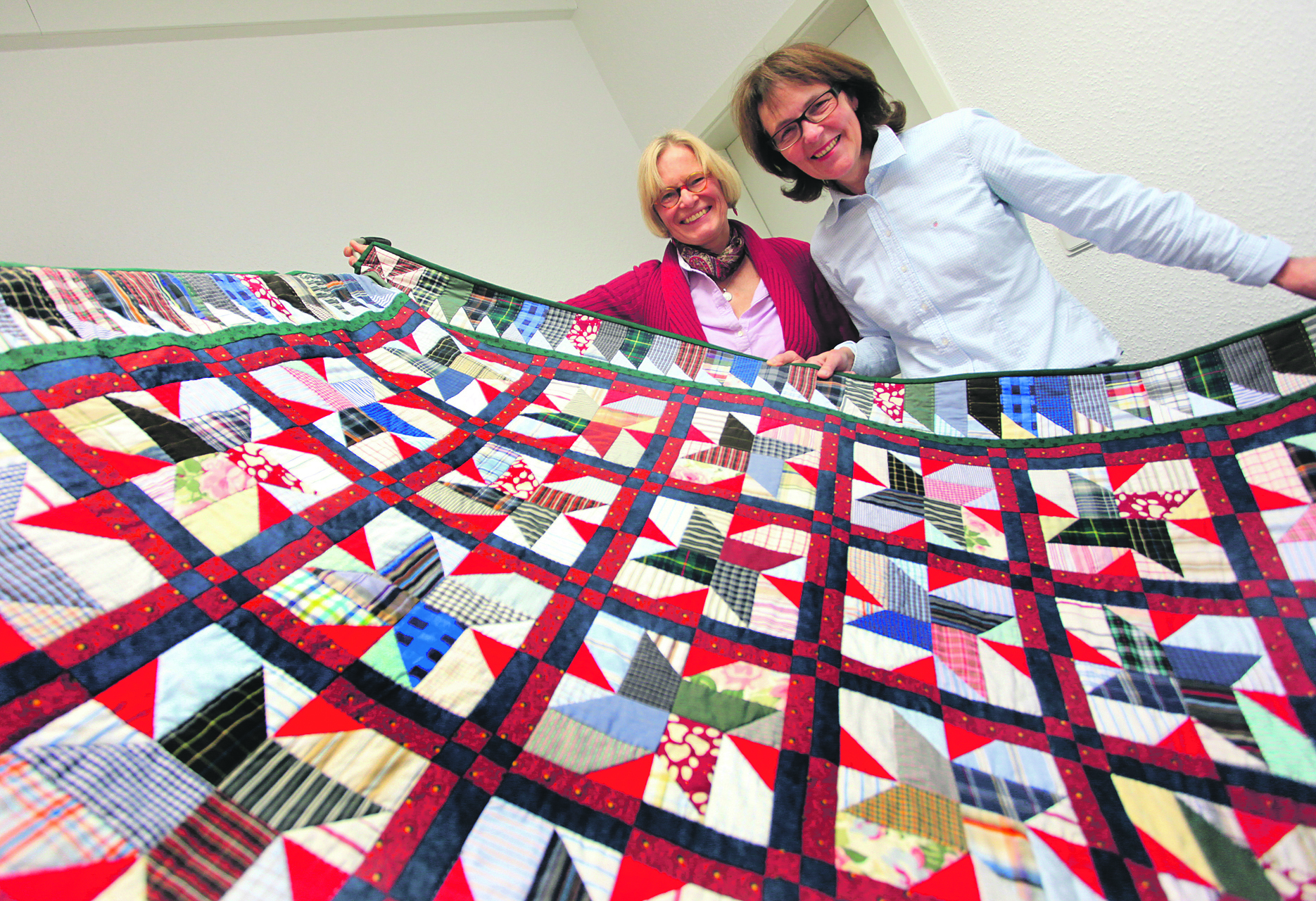 Helga Wischermann (r.) hat mit ihrer im Mai verstorbenen Freundin jede Menge Arbeit investiert. Mit Barbi Mohr (l.) bedauert sie, dass Claudia Lefarth die Versteigerung am nächsten Samstag nicht mehr erleben kann.