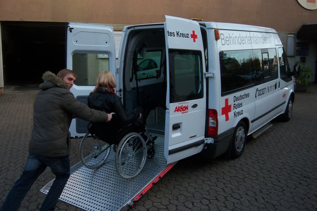 Das Fahrzeug ist absenkbar und über eine Rampe befahrbar. Das DRK verfügt nun über 6 Behindertentransportwagen.