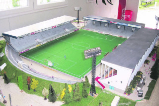 Ein „Ehrengast“ in der Melches Hütte: Als sich Melches‘ Geburtstag zum 120. Mal jährte, zeigte Olaf Oldokat aus Kleve sein maßstabgetreues Modell des Georg Melches-Stadions in dem Fan-Container. Da stecken eineinhalb Jahre Arbeit drin. Foto: privat