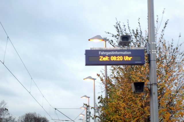 Über Durchsagen und Infotafeln sollen die Fahrgäste informiert werden.