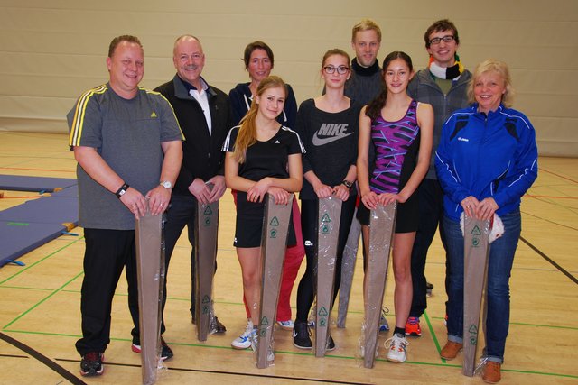 Das sind die Trainer des LAZ Iserlohn, die sich vor allem um die kleinen Leichtathleten kümmern. Natürlich hatte der Nikolaus auch für sie etwas in seinem Sack.
