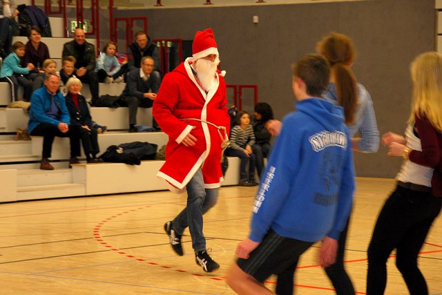 Ein flottes Tänzchen vom Mann im roten Gewand.