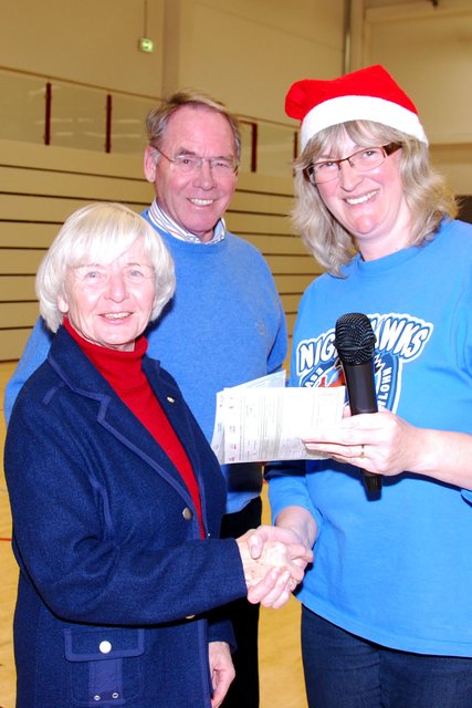 Gabi Haschke freute sich Ehepaar Wollenweber in der Hemberghalle zu begrüßen, die seit 30 Jahren alljährlich ihr Sportabzeichen machen.