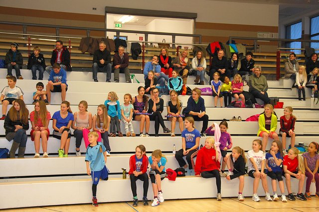 Rund 50 Kinder und Jugendliche des LAZ Iserlohn waren mit ihren Eltern zur Nikolausfeier in die neue Hemberghalle gekommen.