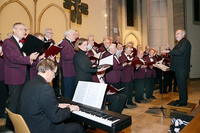 Abschiedskonzert in der St.-Clemens-Kirche: Der MGV Brackel bei seinem voraussichtlichen letzten Einsatz. | Foto: Günther Schmitz