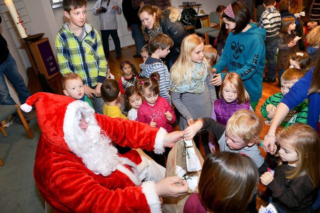 Im Familiengottesdienst zu den Themen "Kinderarmut" und "Teilen" hatte der Nikolaus - Rolf Sobottka war ins Kostüm geschlüpft - zuvor viele Geschenke ausgepackt und an die Kinder verteilt, nachdem er von sich erzählt hatte.