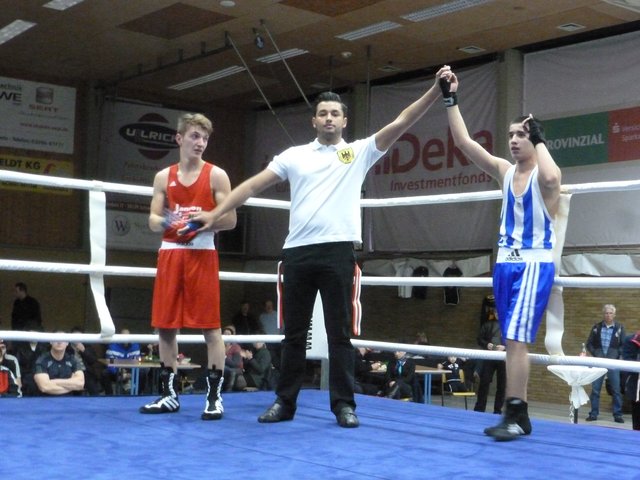 Der Ringrichter Josef Klimmt hebt den Arm des neuen Kreismeisters Muhammedrasul Karimov (DBS 20/50). Links der Vizemeister Tugay Güner (ABV Plettenberg).