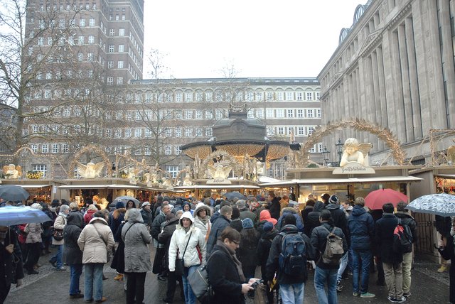 Richtig voll war es am Samstag in der Innenstadt – wie hier vor dem Carschhaus. 
Foto: Voskresenkyi