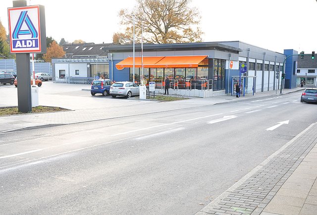 An der Kreuzung am neuen Aldi in Burgaltendorf leiden Verkehrsfluss und Verkehrssicherheit schon seit Jahren. Eine Verbesserung der Situation durch einen Kreisverkehr wird bereits seit Langem gefordert. Foto: Janz