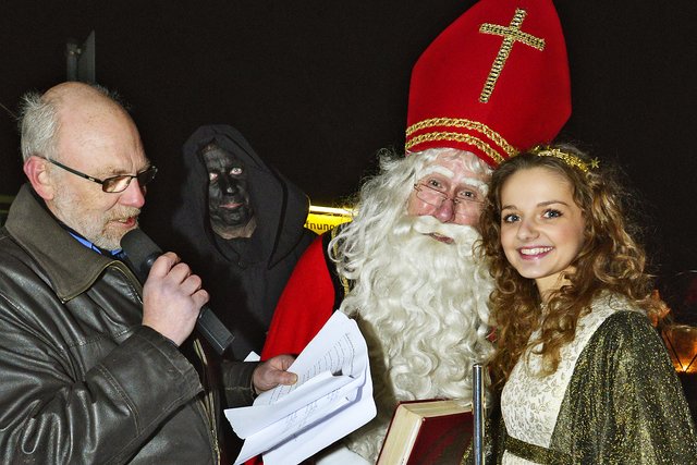 Der Rentforter Siedlergemeinschaft zur Adventfeier auf dem Parkplatz vom Büromarkt Jonuscheit machten der Nikolaus (Werner Hülsermann) mit seinem Engelchen (Daniela Rey) und dem Knecht Ruprecht (Norbert Gubini) ihre Aufwartung. Foto: Kariger