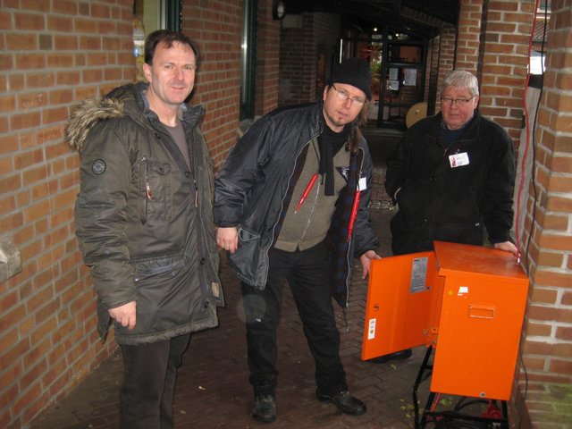 Das wichtige Elektroinstallationsteam mit Michael Jung (links) von Elektro-Jung, Andreas Schwamborn und Jürgen Plume von den WFB Werkstätten.