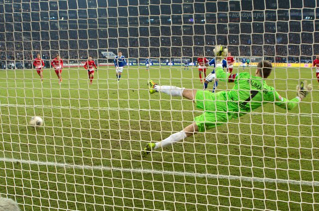 Hier verwandelt Farfan den Elfmeter souverän zum 2:0. Foto: Gerd Kaemper